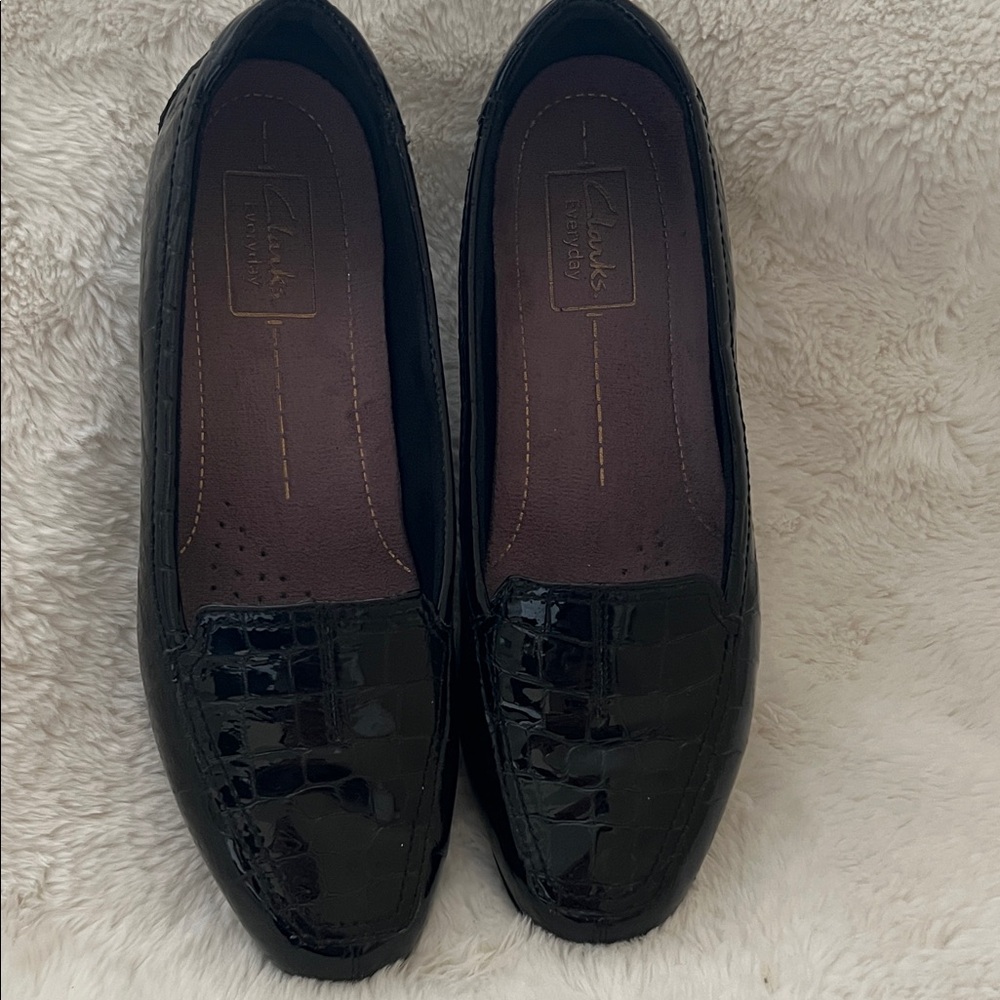 Clarks Black Croc-Embossed Loafers, size 7.5 - Picture 2 of 5